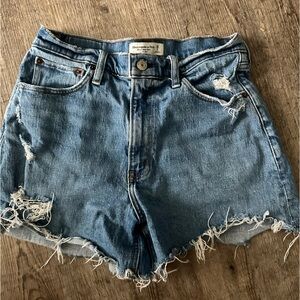 Abercrombie 4” mom shorts size 28/6 curve love